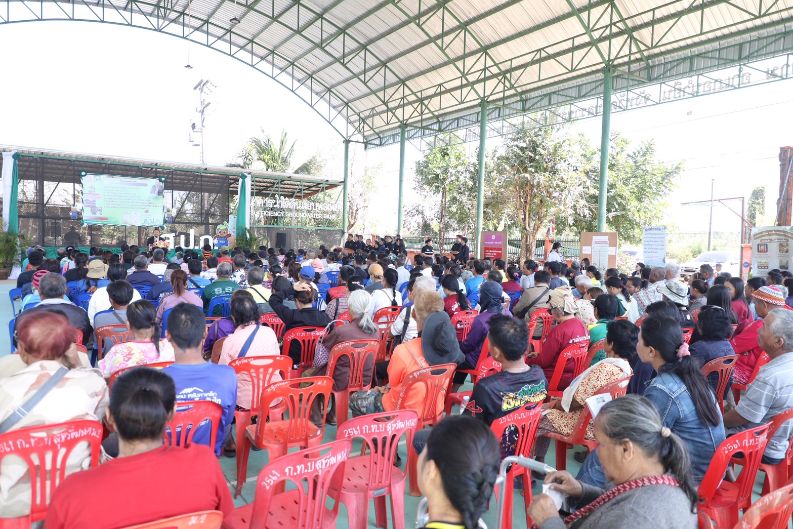 title - ชาวน้ำยืนเฮ ส.ป.ก. ขนทัพบริการถึงที่ ต.เก่าขาม ลดค่าใช้จ่าย ยื่นขอออกโฉนด - ปรึกษาปัญหากฎหมาย ครบจบในที่เดียว